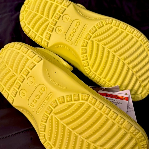 2nd pair-NWT - Unisex Yellow Crocs, no box. Women 9 and Mens 7. - Picture 4 of 4